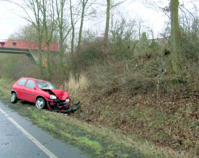 Durch die Hecke auf die B323 – Fahrer verletzt