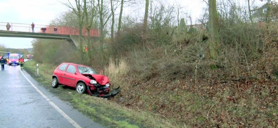 Durch die Hecke auf die B323 – Fahrer verletzt