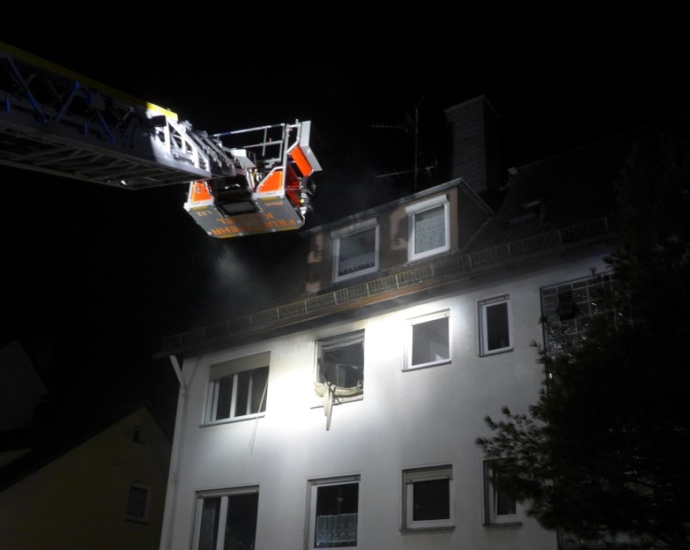 KS: Küchenbrand – Feuerwehr rettet Frau aus Wohnung