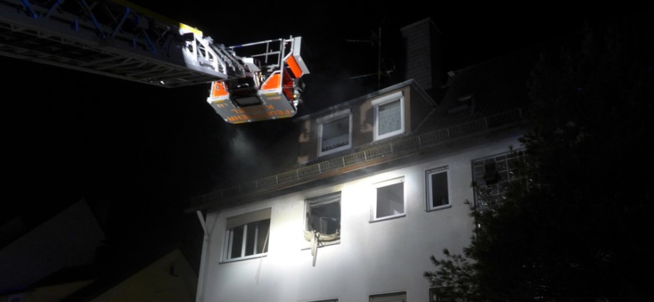 KS: Küchenbrand – Feuerwehr rettet Frau aus Wohnung