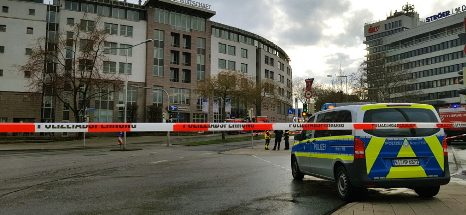 KS: Blechdach drohte auf die Straße zu stürzen