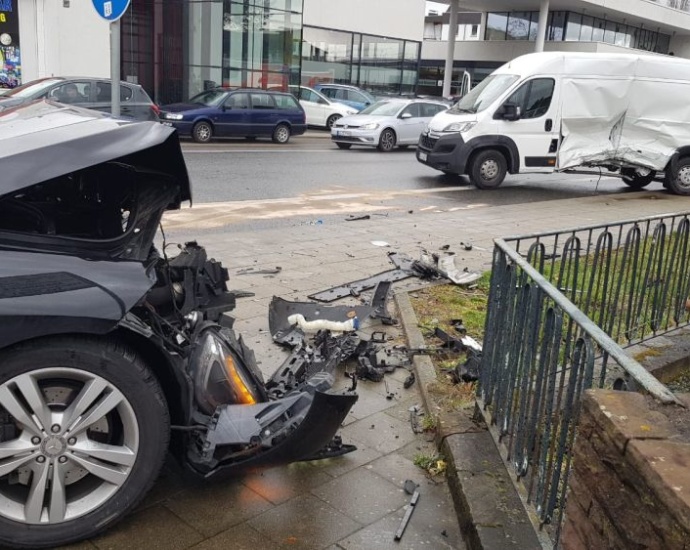 KS: Unfall auf Sandershäuser Straße – PKW seitlich in Kastenwagen
