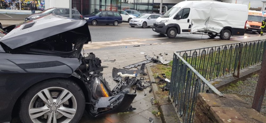 KS: Unfall auf Sandershäuser Straße – PKW seitlich in Kastenwagen