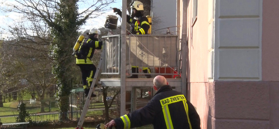 Feuerwehr rückt zum brennenden Aschenbecher aus
