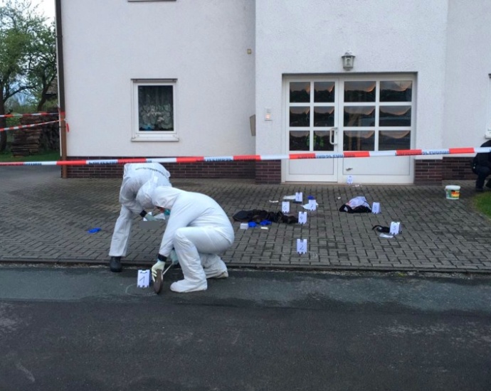 Polizeibeamte schießen Angreifer mit Messer in die Beine