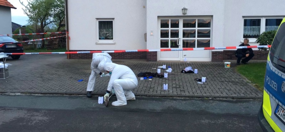 Polizeibeamte schießen Angreifer mit Messer in die Beine