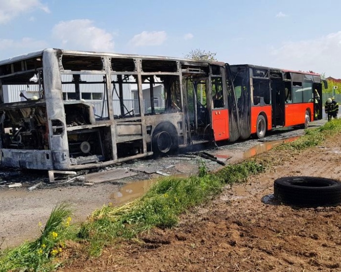 Linienbus in Calden ausgebrannt (Video)
