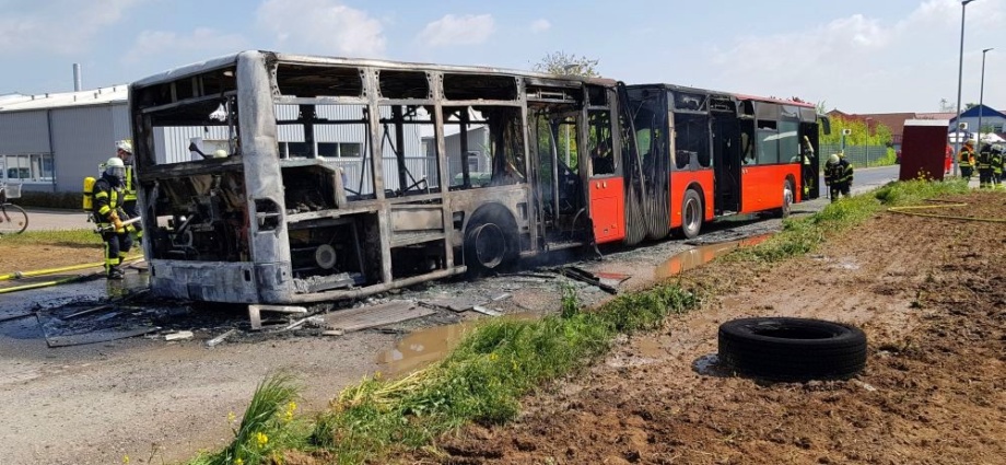 Linienbus in Calden ausgebrannt (Video)