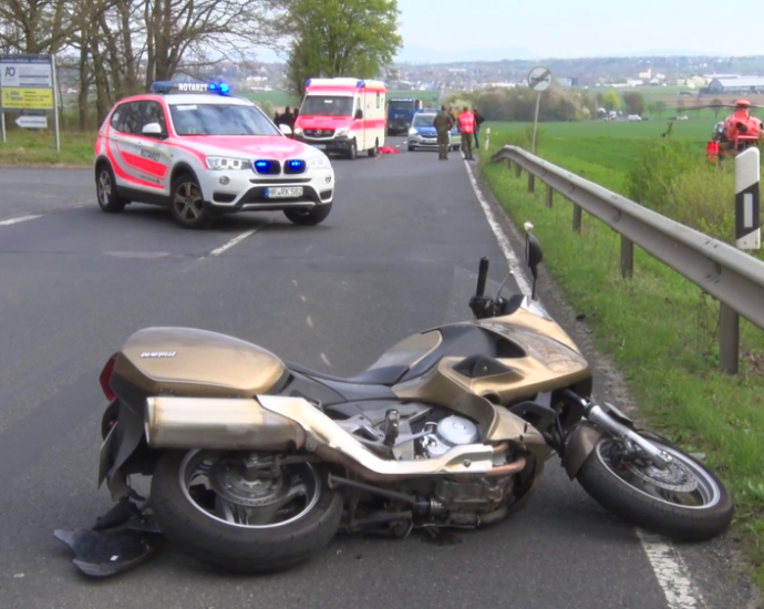 Reh rammt Motorrad – Fahrer schwer verletzt