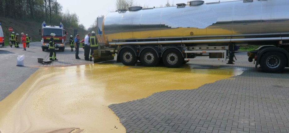 Chemische reaktion – LKW-Ladung quillt auf der A5 über