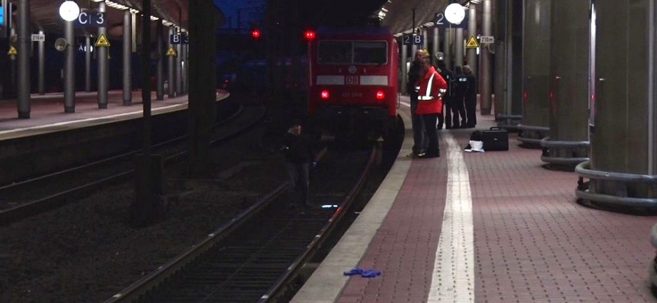 Wilhelmshöher Bahnhof: Mann rutscht beim Einsteigen unter den Zug (Video)