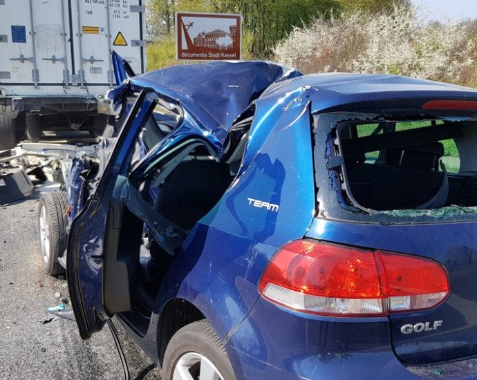 Schwerer Unfall mit LKW – PKW Fahrer kommt ums Leben (Video)