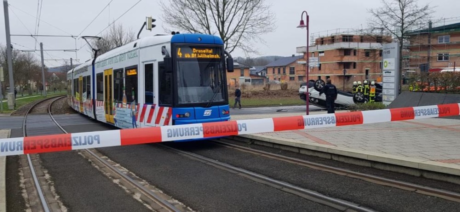 Unfall mit Strassenbahn – Fahrzeug überschlägt sich (Video)