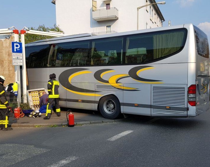Bus rollt über Wolfhager Strasse – Keine Verletzten (Video)