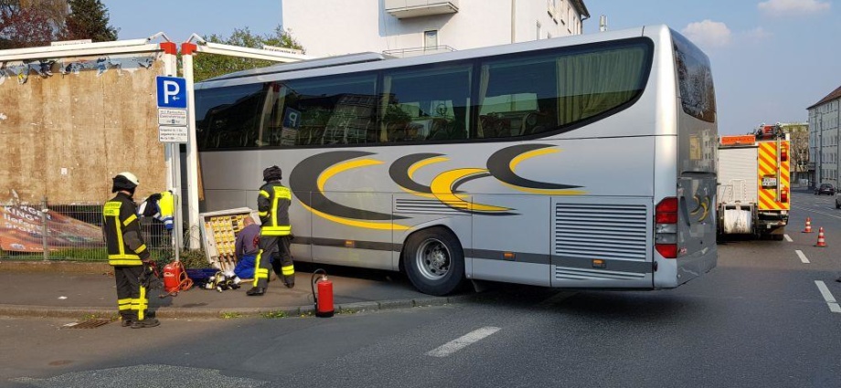 Bus rollt über Wolfhager Strasse – Keine Verletzten (Video)