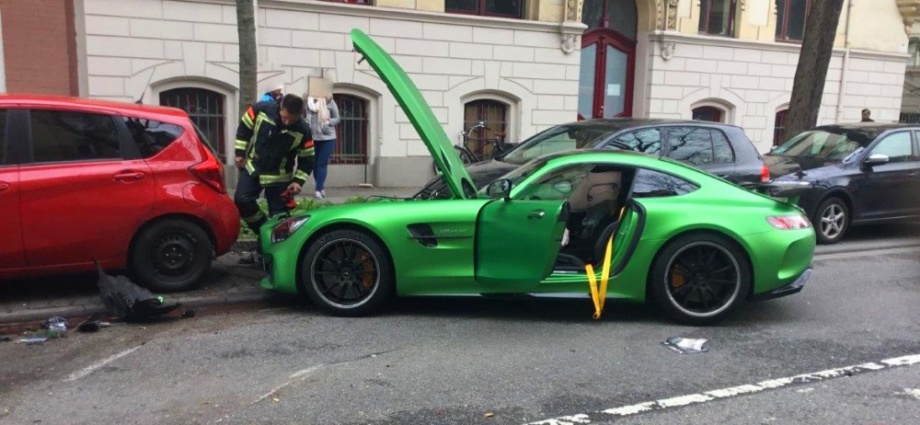 Wi: Schwerer Unfall mit Sportwagen – Zwei verletzte