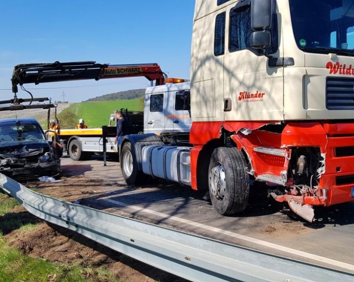 WOH: PKW auf B450 frontal in LKW