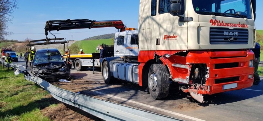 WOH: PKW auf B450 frontal in LKW