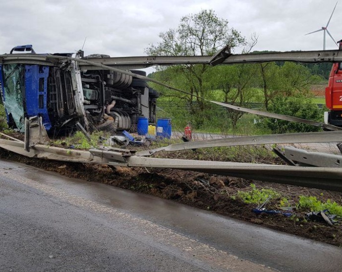 Schwerer LKW Unfall auf der A44 – Vollsperrung (Video)