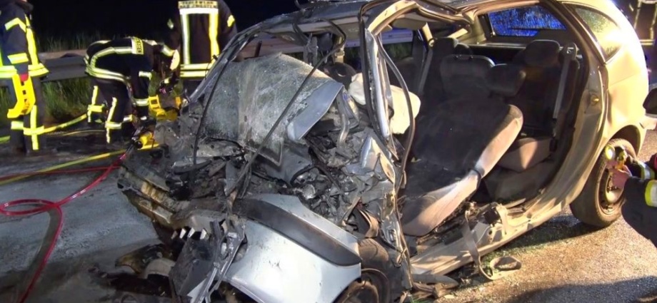 B3: PKW frontal in LKW – 41-jähriger Fahrer kommt ums Leben