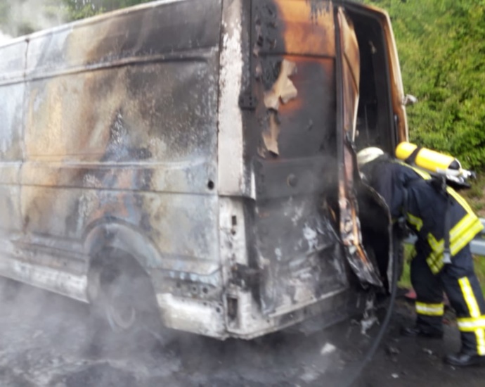 Kleintransporter auf der A49 komplett ausgebrannt