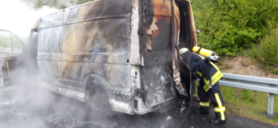 Kleintransporter auf der A49 komplett ausgebrannt