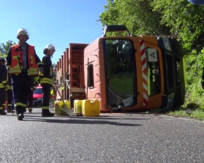 Mülllaster kommt von der Straße ab – Vier Verletzte
