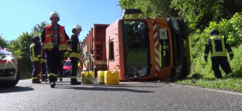 Mülllaster kommt von der Straße ab – Vier Verletzte