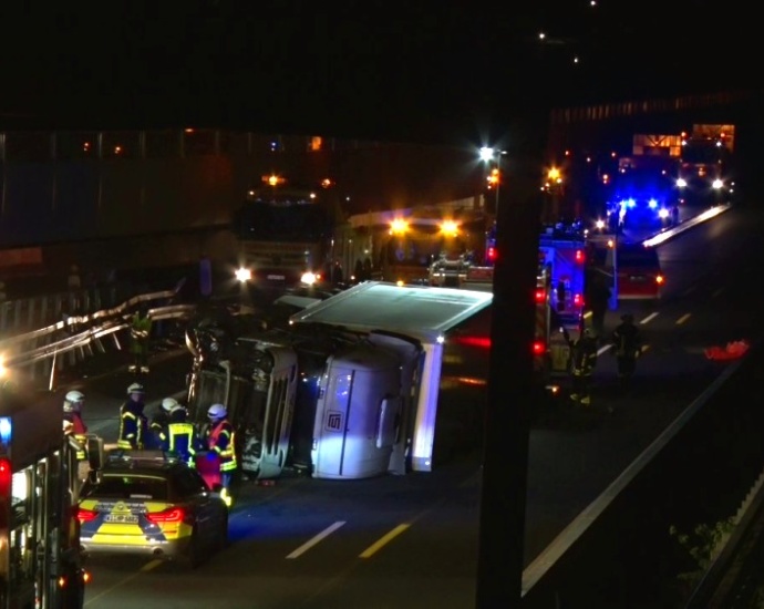 LKW Unfall auf der A7 im Baustellenbereich