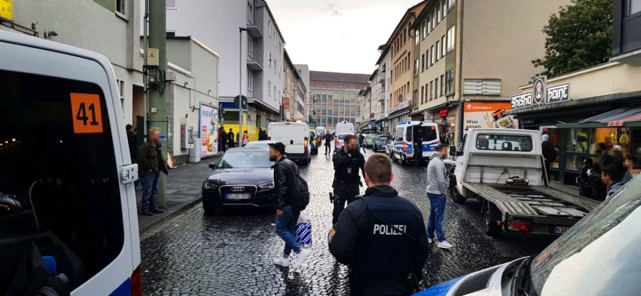 KS: Razzia in der Jägerstraße – Polizei überprüft 142 Personen