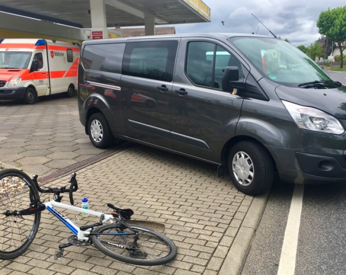 PKW kollidiert mit Radfahrer