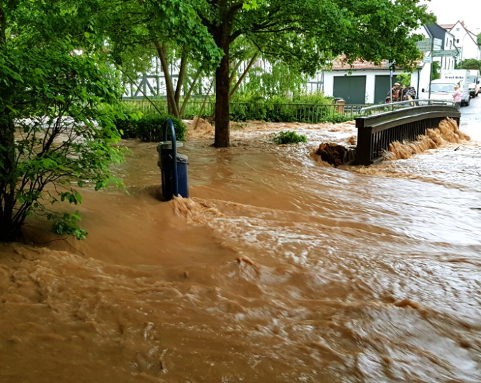 Hochwasser nach Unwetter in Nordhessen (Video)