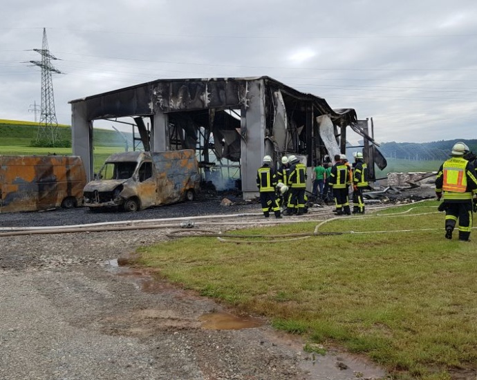 Lagerhalle mit Eventtechnik und zwei Transportern ausgebrannt