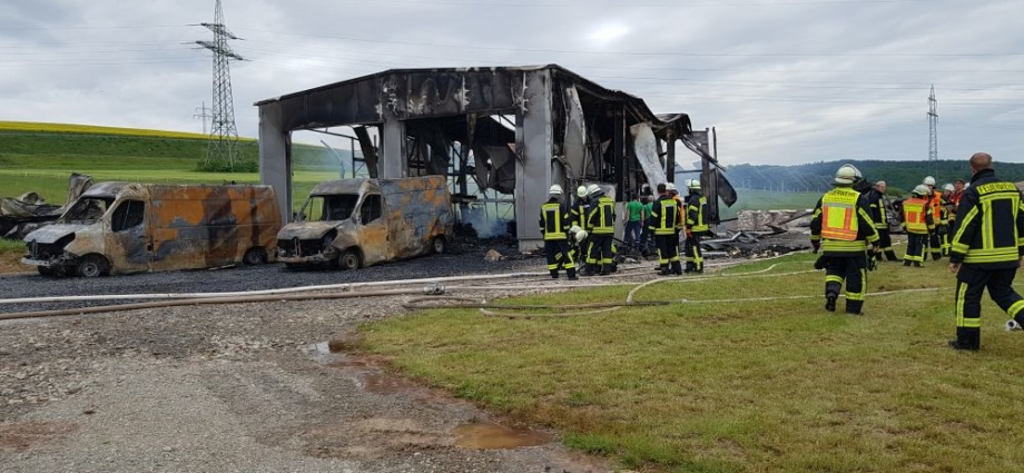 Lagerhalle mit Eventtechnik und zwei Transportern ausgebrannt