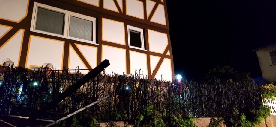 Feuerwehr löscht Heckenbrand in Dahlheim