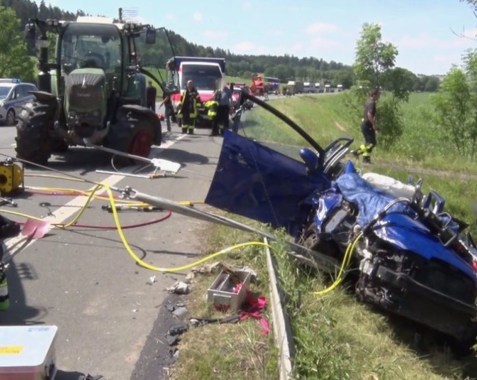 Unfall mit PKW und Traktor – Fahrer über eine Stunde eingeklemmt