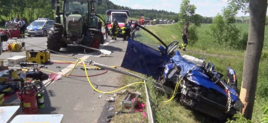 Unfall mit PKW und Traktor – Fahrer über eine Stunde eingeklemmt