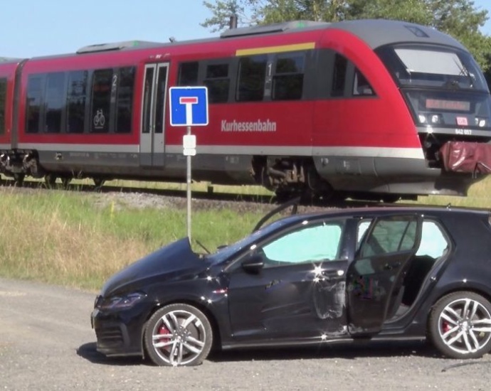 Zug rammt PKW bei Fritzlar – Drei Verletzte