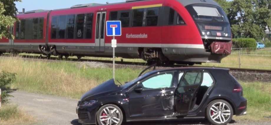 Zug rammt PKW bei Fritzlar – Drei Verletzte