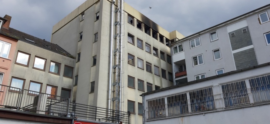 KS: Brand im 5. OG: Feuerwehr rettet Bewohner über Drehleiter und Treppenhaus