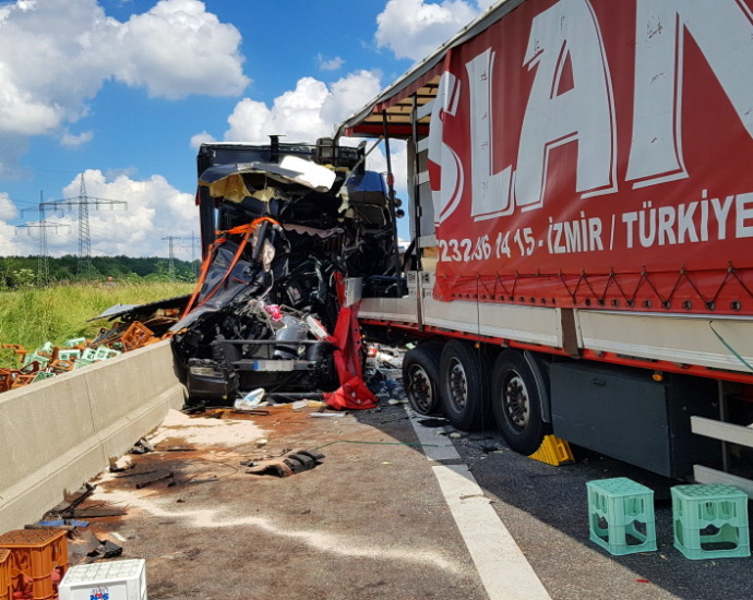 Schwerer LKW-Unfall auf A7 – Fahrer über 4 Stunden eingeklemmt (Video)