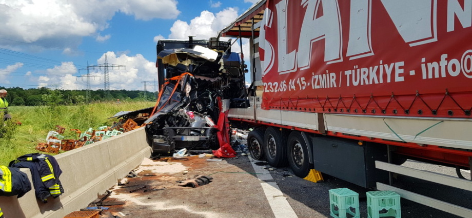 Schwerer LKW-Unfall auf A7 – Fahrer über 4 Stunden eingeklemmt (Video)