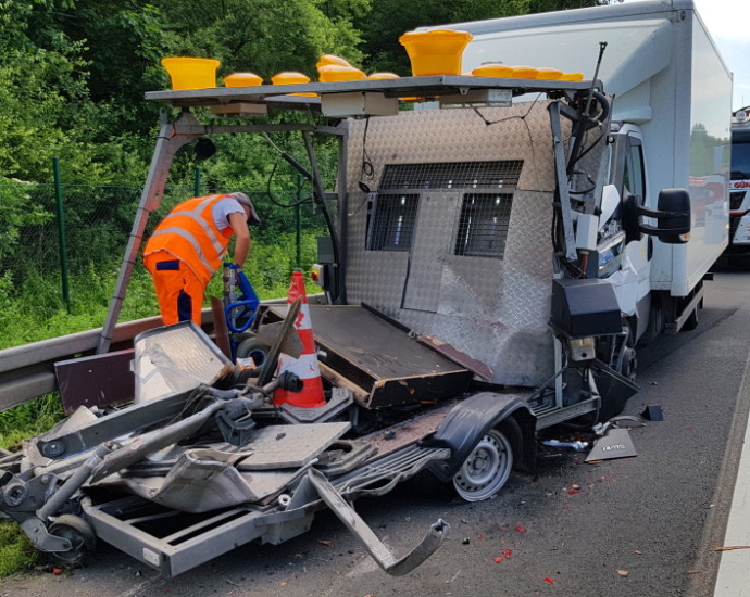 Bei Mäharbeiten: Klein-LKW fährt in Sicherungsanhänger auf A7