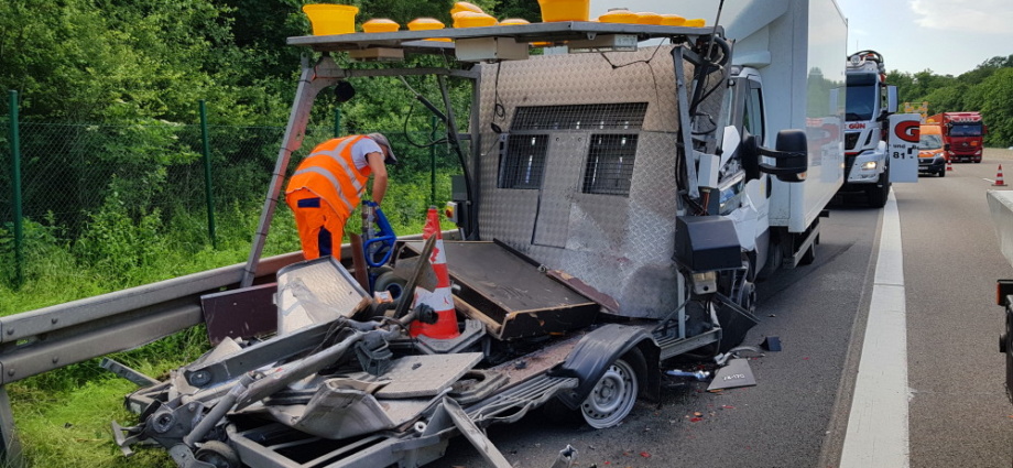 Bei Mäharbeiten: Klein-LKW fährt in Sicherungsanhänger auf A7