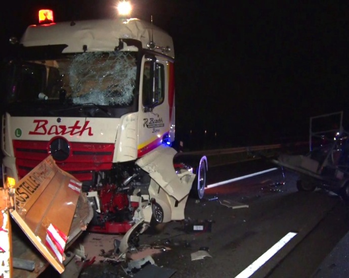 A7: LKW kracht in Baustellenfahrzeug mit Anhänger