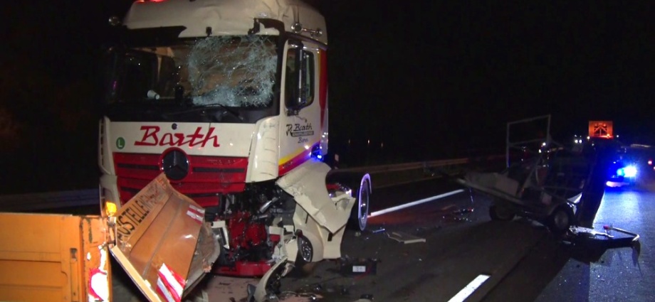 A7: LKW kracht in Baustellenfahrzeug mit Anhänger