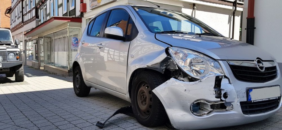 WOH: PKW kracht in der Innenstadt in Schaufenster – Fahrerin verletzt