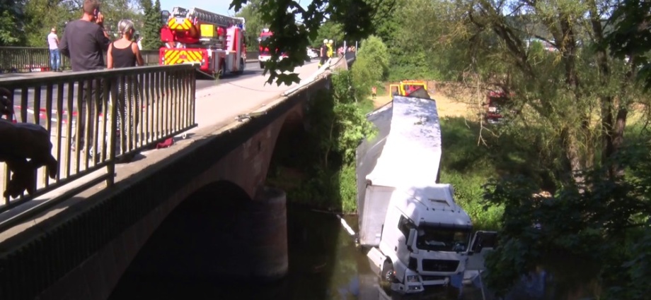 MR: LKW kommt von Brücke ab und landet in der Lahn