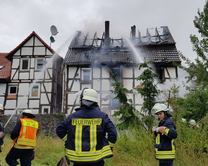Felsberg: Wohnhaus brannte in der Altstadt – 130 Einsatzkräfte im Einsatz (Video)