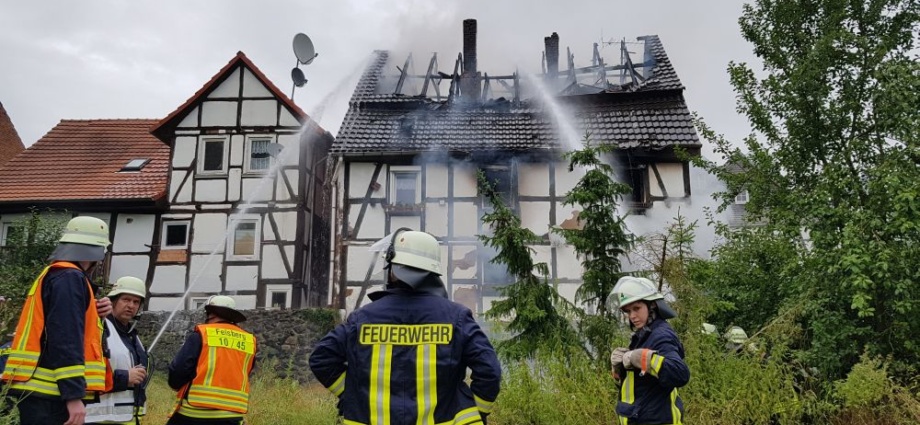 Felsberg: Wohnhaus brannte in der Altstadt – 130 Einsatzkräfte im Einsatz (Video)